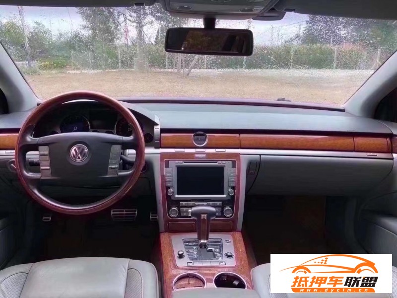  11年大眾輝騰轎車 