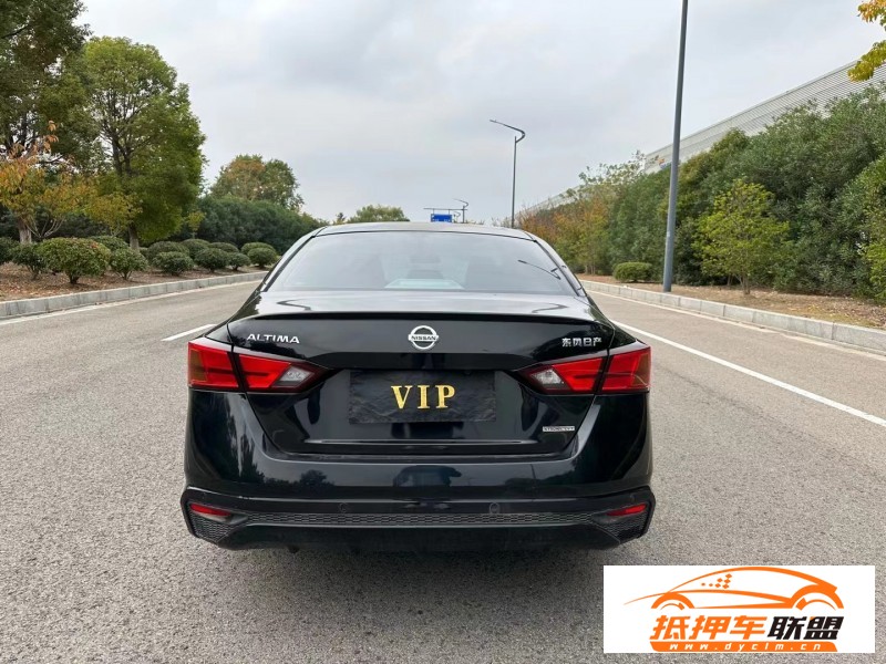  20年日產(chǎn)天籟轎車 
