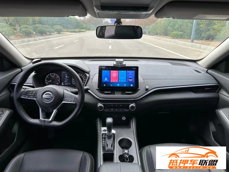  20年日產(chǎn)天籟轎車 