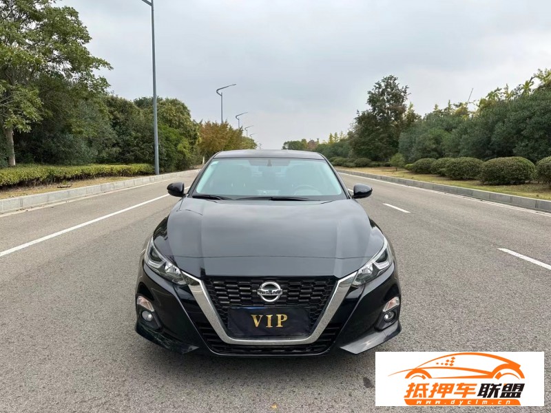  20年日產(chǎn)天籟轎車 