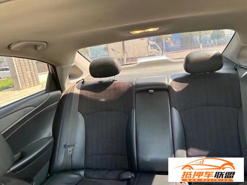  11年現(xiàn)代索納塔八轎車 