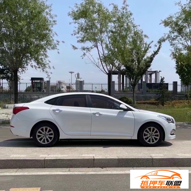  14年現(xiàn)代名圖轎車 