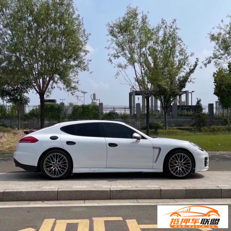  10年保時捷帕納梅拉轎車 