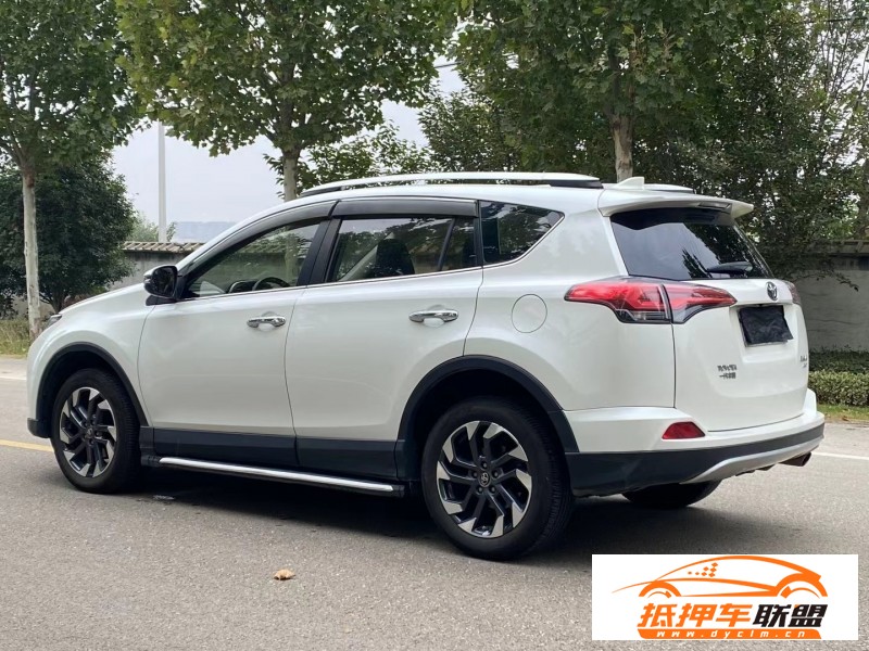  17年豐田RAV4轎車 