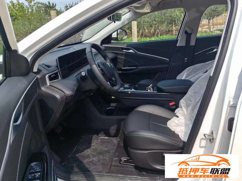  23年哪吒U轎車 