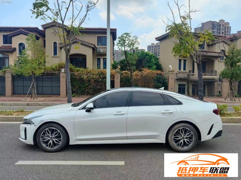  22年起亞K5轎車 