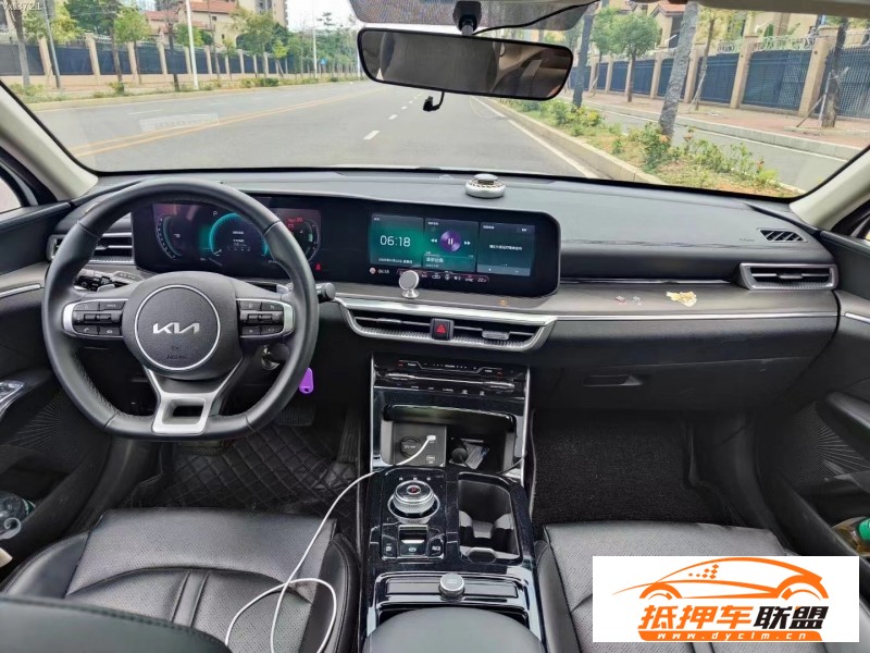  22年起亞K5轎車 