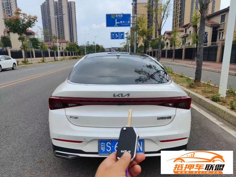  22年起亞K5轎車 