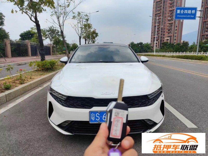  22年起亞K5轎車 