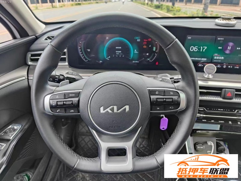  22年起亞K5轎車 