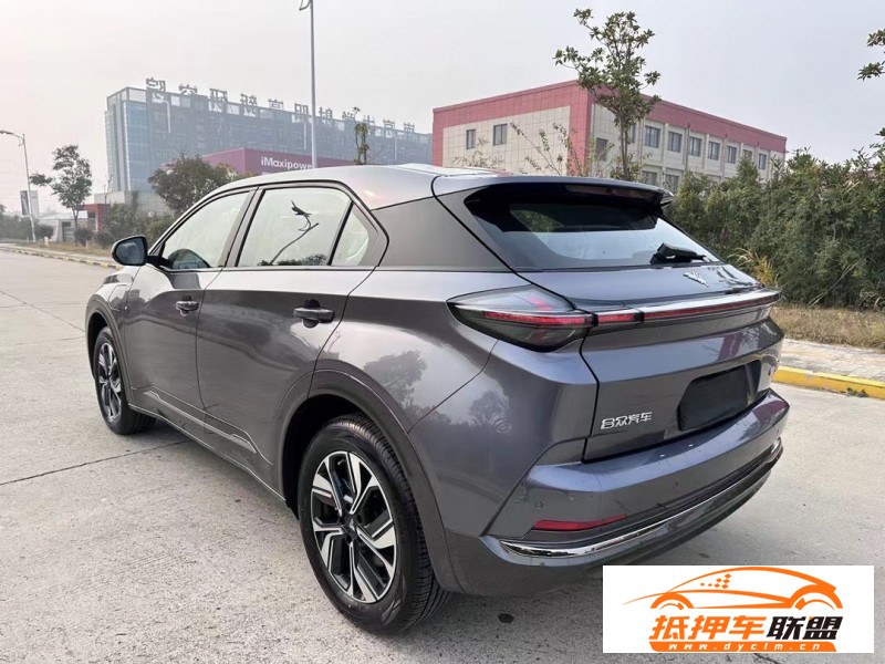  23年哪吒U轎車 