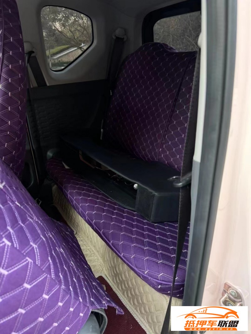 22年五菱汽車迷你轎車 