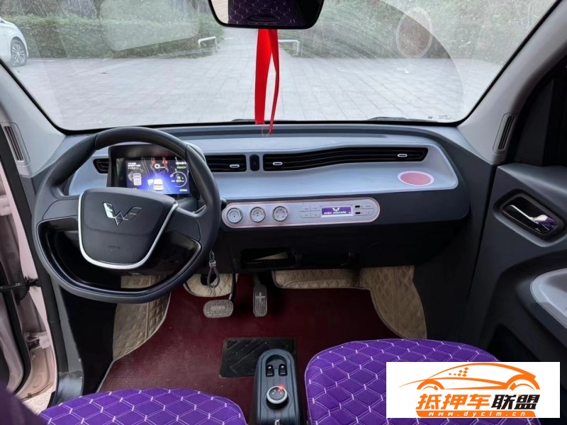  22年五菱汽車迷你轎車 