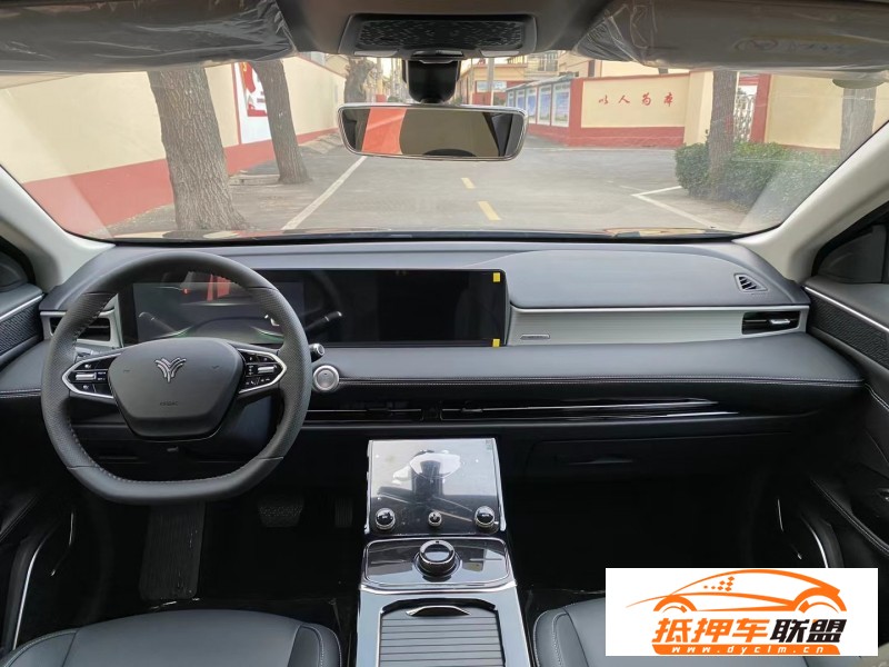  23年哪吒U轎車 