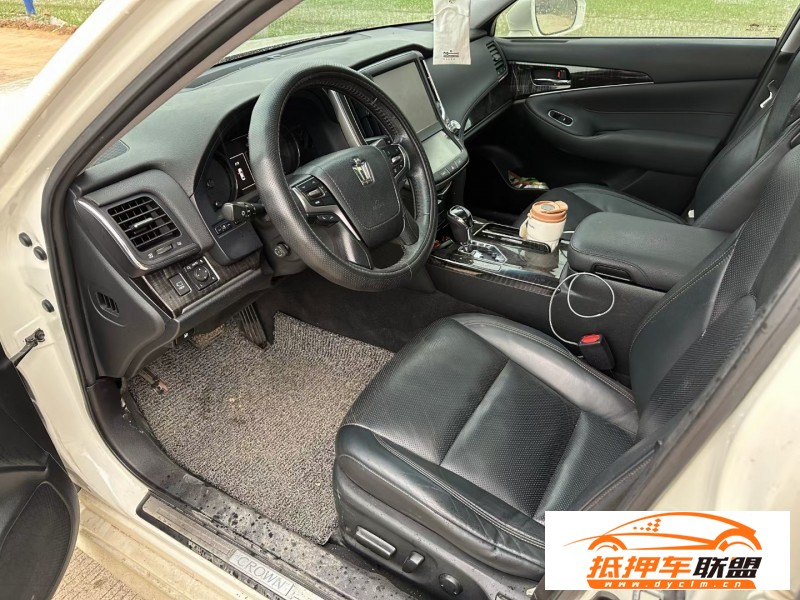  15年豐田皇冠轎車 