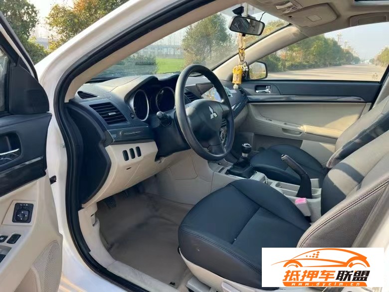  13年三菱翼神轎車 