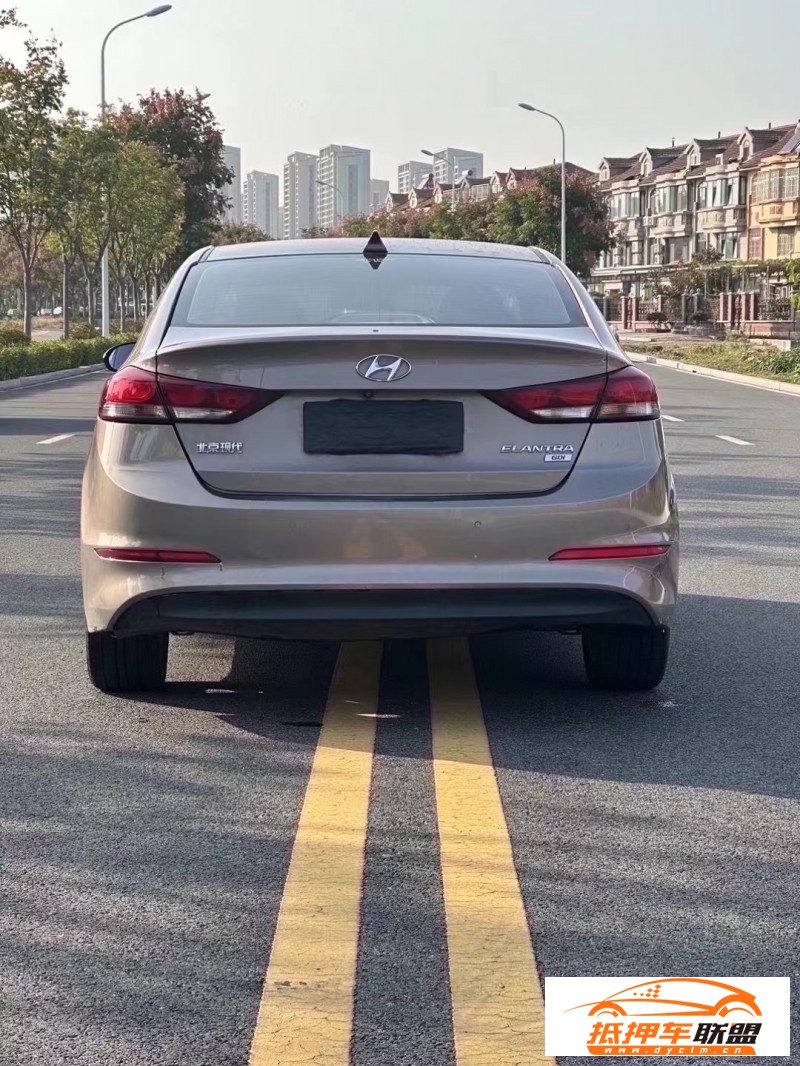  16年現(xiàn)代領(lǐng)動轎車 