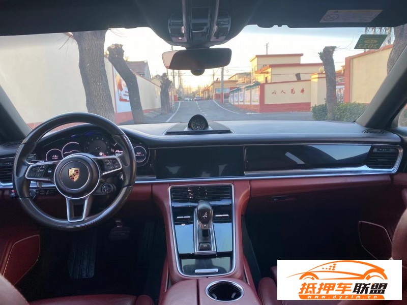  18年保時(shí)捷帕納梅拉轎車 