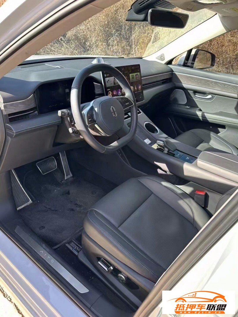  22年華為問界轎車 