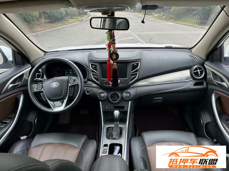  16年比亞迪宋轎車 