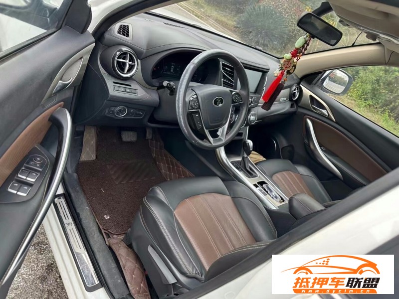  16年比亞迪宋轎車 