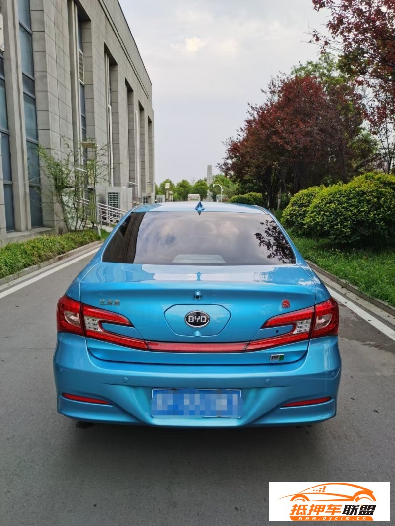  17年比亞迪秦轎車 