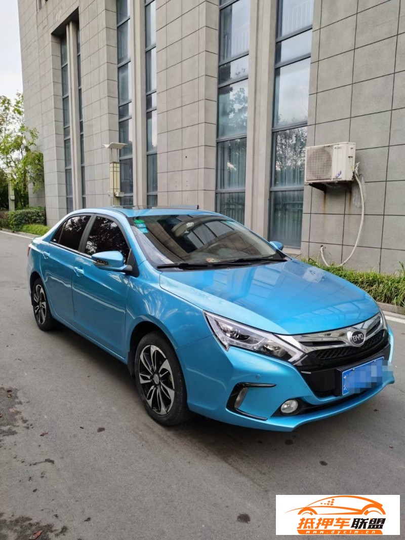  17年比亞迪秦轎車 
