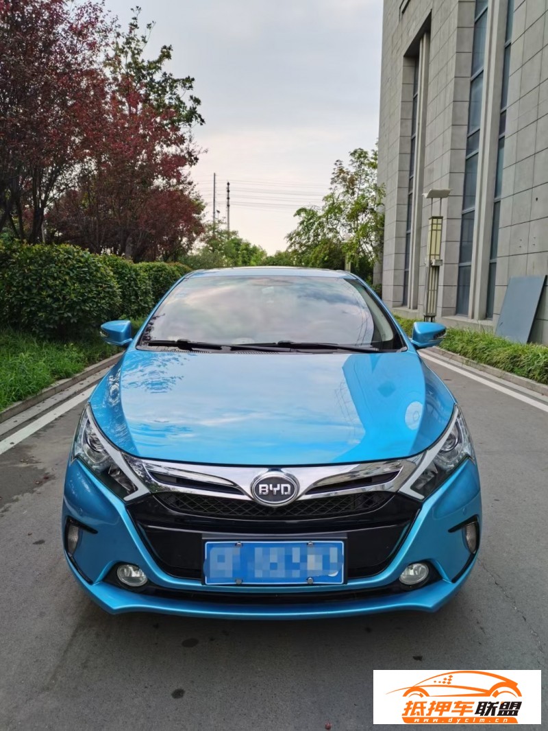  17年比亞迪秦轎車 