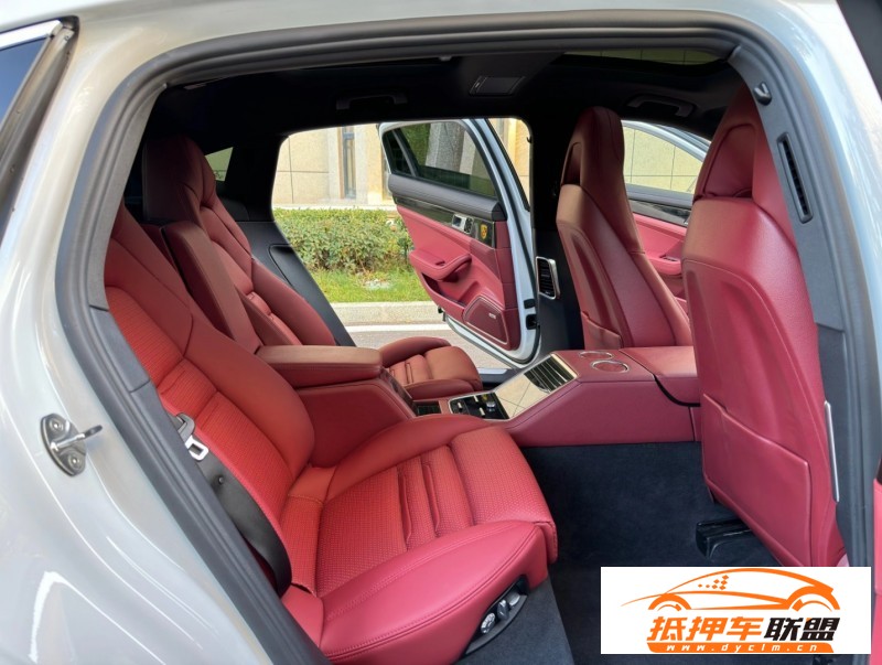  18年保時(shí)捷帕納梅拉轎車 