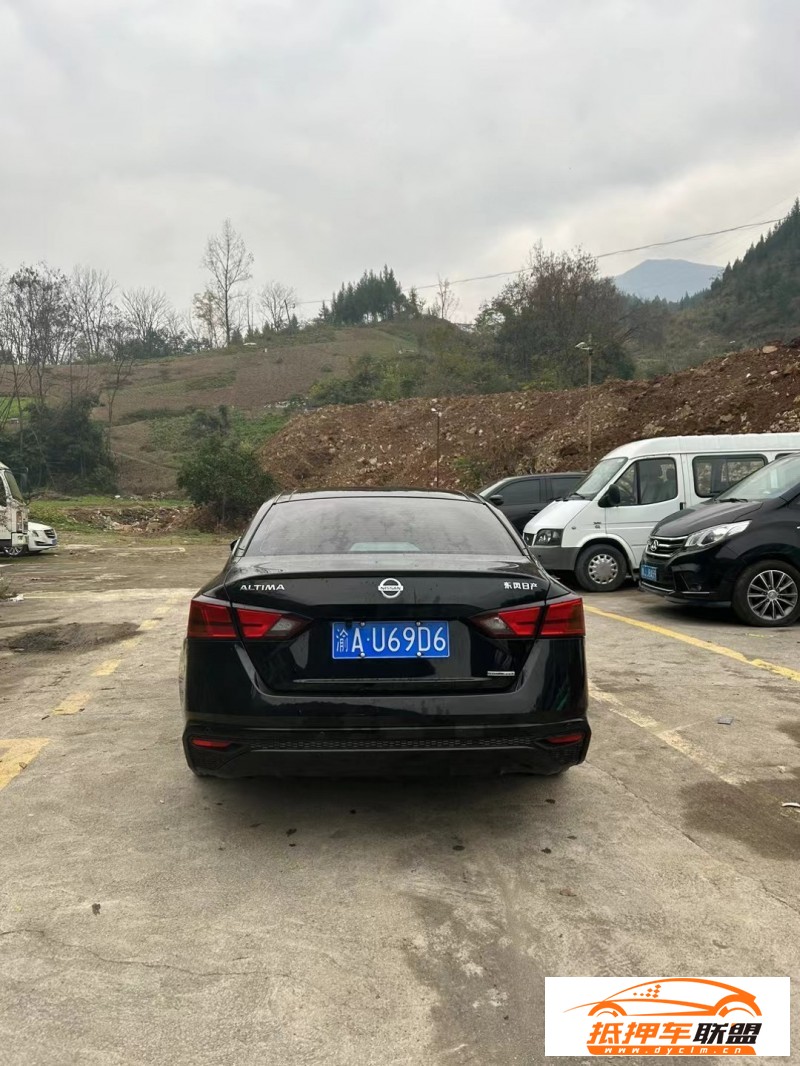  20年日產(chǎn)天籟轎車 