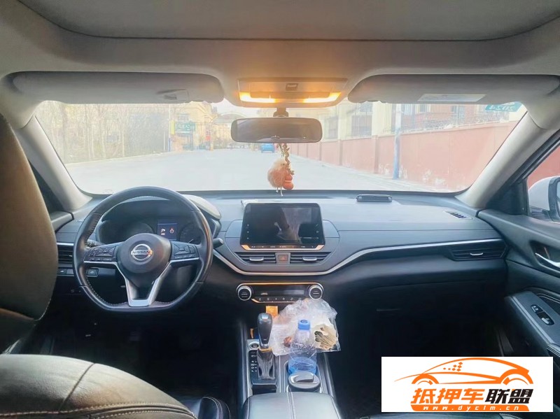  20年日產(chǎn)天籟轎車 