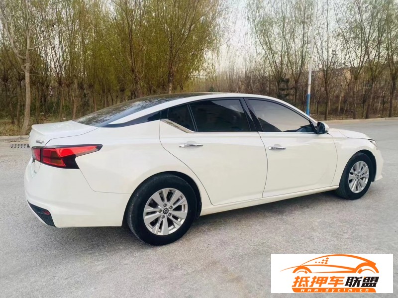  20年日產(chǎn)天籟轎車 