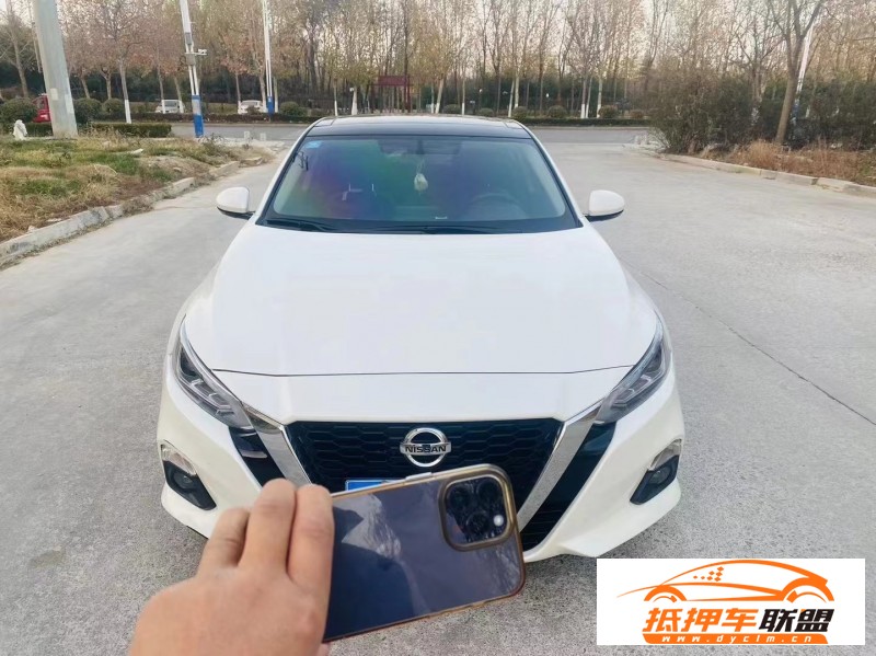  20年日產(chǎn)天籟轎車 