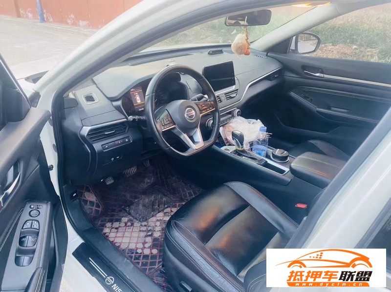  20年日產(chǎn)天籟轎車 