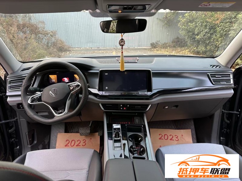  22年大眾途昂轎車 