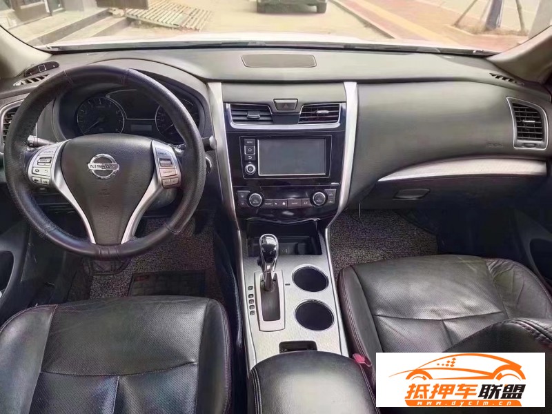  17年日產(chǎn)天籟轎車 