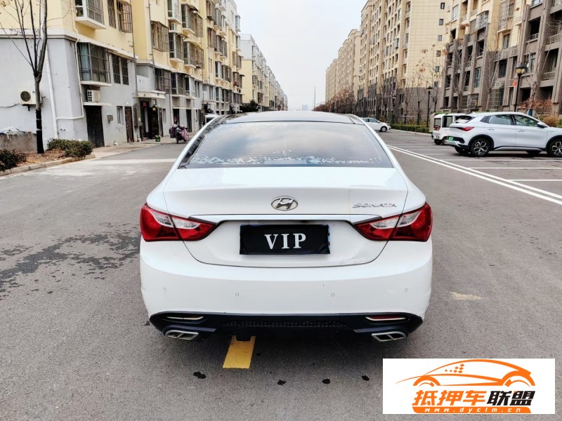  12年現(xiàn)代索納塔八轎車 